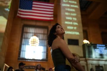 「亡き妻には悪いけど…」地下鉄駅の看板に書かれた“衝撃の一言”→「なぜこれを飾ろうと思ったのか」