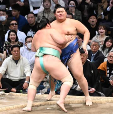【九州場所】大の里が完敗　九重審判長が〝異変〟を指摘「力が入っていない。本調子じゃない」