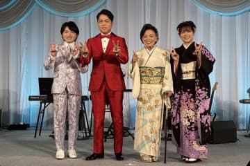 松前ひろ子　いい夫婦の日に恒例のディナーショー「いつの間にかこんなに増えて」と笑顔