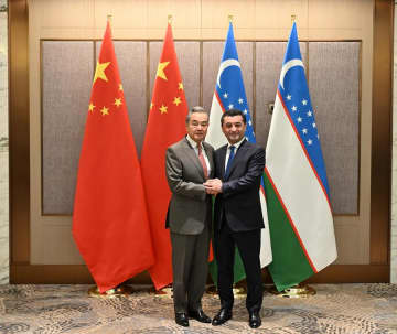 王毅氏、ウズベク外相と戦略対話