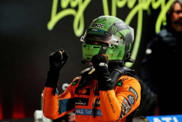 ポールのノリス「ストレスがたまった！　苦労した分、この結果には価値がある」ピアストリは黄旗に阻まれる