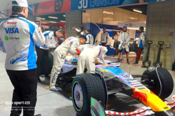 ハジャー車に何かを見つけたローソン。パドックでは地域限定ハンバーガーショップが大人気／現場写真日記