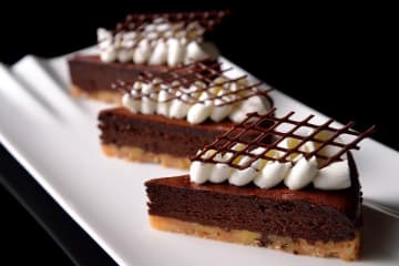 ホテル椿山荘東京26年バレンタイン、カカオ香るショコラケーキやハート型チョコアソートも