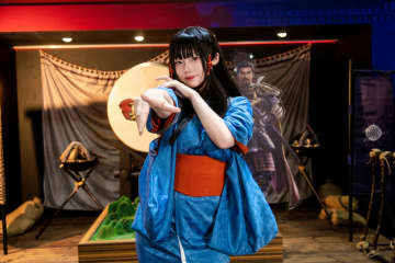 【コスプレ】大和撫子の青い浴衣から美脚がチラリ！『信長の野望 真戦』緑の雅やかな佇まいに、古き良き時代の美を感じる【写真7枚】