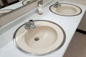 嫌すぎる…職場トイレが汚い問題「洗面台に化粧品べったり」「髪の毛を抜いて放置」