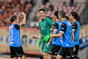 ｢このメンバーは泣いちゃう｣J1川崎の黄金期GKとの総勢9人“送別会ショット”にファン涙！ 地元焼肉店で肩を並べる写真に｢なんて素敵な1枚｣｢いつまでもファミリー｣