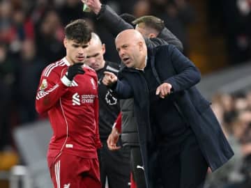 「スロットは無能だ」「チームはもう機能しなくなった」リバプールが２戦連続０－３完敗、早くもプレミア６敗目で指揮官に批判殺到！ 遠藤航の出番なしにも不満「何の恨みがあるんだ」「理解不能」