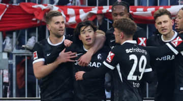 「7メートルから強烈シュート」24歳の日本代表MF、ドイツ王者の世界的守護神から無慈悲ゴール！