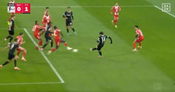 ウソでしょ！？ 鈴木唯人に「ドン引き」強烈ダイレクトボレー→名手ノイアーの脇をぶち抜く…ファン騒然「カッコ良すぎ」