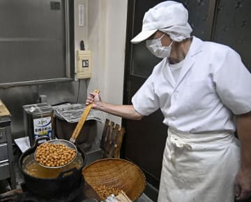 カタい！菓子も、伝統守る決意も　米団子揚げた「あかだ」、愛知・津島