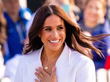 大坂なおみも登場！ クリスマス版『ウィズ・ラブ、メーガン』予告、ヘンリー王子とキス＆子どもたちの手紙をデザインしたマグカップもチラ見せ