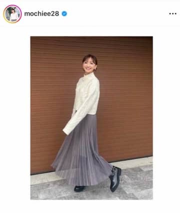 「奇跡の50代」望月理恵アナ、ミニスカ×黒タイツ...「一目惚れ」ゴルフウェアで秋ゴルフ楽しむ