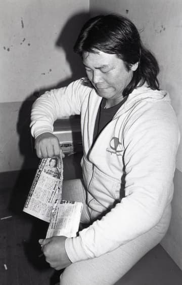 長州力が雑誌をビリッ！ 「告訴する」ユニバーサル合流報道への怒りと机に積まれた4500万円