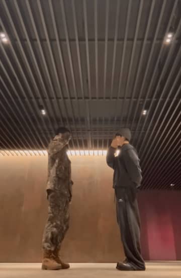 ASTRO・チャウヌ、軍服姿でBTS・JUNG KOOKとダンスチャレンジ！敬礼し合う姿が話題