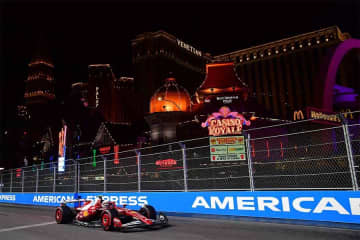 超大物夫妻の登場に騒然「彼らが来ているだと」　大胆衣装でF1ベガスに降臨「私の女王」