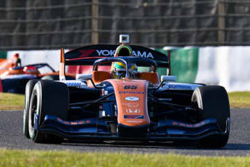 スタート直後の豪快オーバーテイクでルーキー・フラガが歓喜の初優勝。坪井はリードを『9.5』に減らし最終戦へ【第10戦決勝レポート】