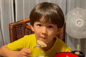 「全部食べたらお腹痛くなるよ」　スイス育ちの男の子が初めての日本食を“爆食”→苦手を克服させた料理とは