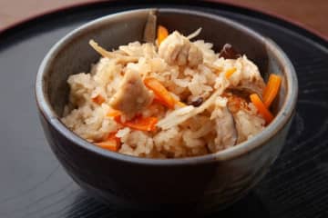 料理研究家ゆかり『鶏ごぼう炊き込みご飯』の作り方！「素材の旨味」を吸ったごはんで”食欲爆発”待ったなし…絶品冬レシピに主婦も大注目「お弁当にも入れるのも」「おかわりが止まらなくなりそう」