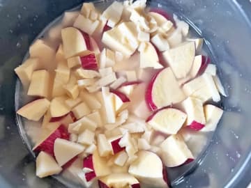 小さく切ったサツマイモを炊飯器に…　できた一杯に、夫が「秋だね～」と絶賛！