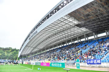 ｢え、このTシャツ神じゃん！｣J1福岡の本拠地最終戦で配布“星空×夜スタ”デザインの応援Tシャツが話題！｢オシャレ｣｢めっちゃほしい！｣｢今年のデザインいいな｣