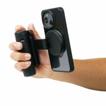 マグネット装着で三脚や自撮り棒にもなるスマホグリップ　ケンコー・トキナー