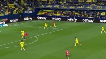 体幹強すぎ！“金髪”浅野拓磨、投入早々に決定機演出！2人相手に強攻突進で右サイド突破→高速クロスでチャンスメイクの瞬間