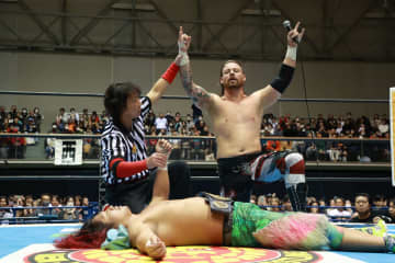 【新日本】IWGPタッグ王者K.O.B、まさかの黒星発進！ フィンレーの老獪な頭脳プレーにIce轟沈。ヒロムはダメージ深く無言のまま退場