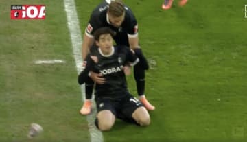 何が起きた… 鈴木唯人にイライラ？「危なっ」ゴール後に膝スラ→まさかのハプニング「バイエルンホームだから…」