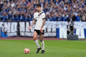 天皇杯決勝敗戦の悲しみ...フードで顔を覆った神戸DFトゥーレルが示したサポーターへの感謝