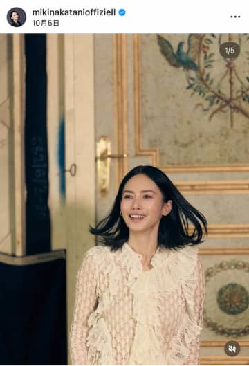 中谷美紀、グレーのパンツスーツ姿で髪かき上げ...変わらぬ美貌　年上夫と2ショット「幸せオーラが眩しい」