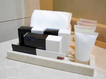 旅行先で「ホテルのシャンプーを持ち帰った」という友人に驚き！「それダメじゃない？」と聞いたら“問題ない”とのこと。いったいナゼ？ 持ち帰れるケースとは