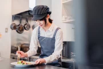 パート先は「まかない」が無料です。ママ友に「タダは違法じゃない？」と言われたのですが、本当にダメなのでしょうか？“福利厚生にできる”ルールも確認