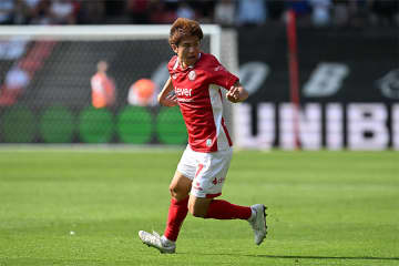 日本人のゴールが「最高だ」　英2年目の24歳…スルーパスから「上質のフィニッシュ」