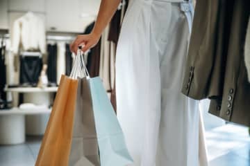 「しまむら」「ヨドバシカメラ」のレジ袋が“無料”で感動！ 理由は“有料化の対象外”だから？ マクドナルドも「有料→無料」に変更…企業が「無料で配布」できる条件とは