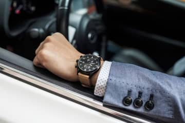 「社会人ならいい時計を付けろ」という父。職場では「アップルウォッチ」の人も多いですが、今どき“高いアナログ時計”を買うメリットはあるのでしょうか？ 長期的な「資産価値」とは