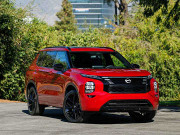 日産初の“PHEV”登場。新型「ローグ プラグインハイブリッド」は7人乗りSUVの新基準となるか