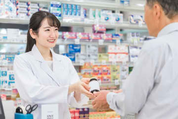 街中でよく見かける「ドラッグストア」や「調剤薬局」。「雇われ薬剤師」と「開業薬剤師」だと年収が“300万円以上”も違う!?