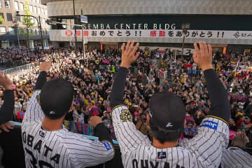 阪神Vパレードで発見された「美男美女」　意外なコンビに反響「めちゃくちゃお似合い！」