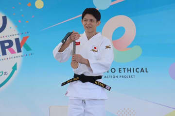 デフ柔道・佐藤正樹「みなさんのおかげです」　銅メダルを掲げて笑顔　スポーツFUN PARKに登場