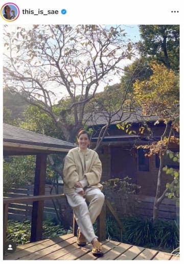 一色紗英、自撮りショットで変わらぬ美しさダダ漏れ　絶景バックに...「永遠に可愛い」「かわらない笑顔」