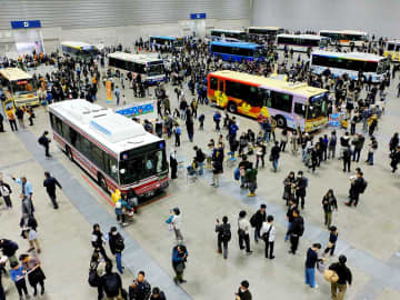 横浜　ミニカー？…いえ本物です　路線バス15台を感謝デーで室内展示