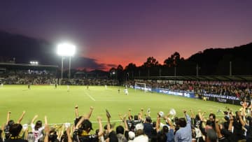 奇跡の「3年連続昇格」決定！　ピッチが近過ぎる栃木シティのスタジアムに行ってみた。唯一の弱点とは？