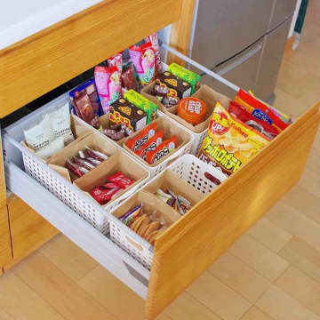 「お菓子収納」どうしてる？ごちゃごちゃがスッキリ片づくアイデア6選！