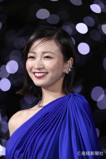 玉木宏の最強調査員を翻弄！ 岡崎紗絵が披露する酒乱＆変装の「二面性バディ」