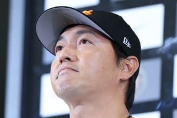 長野の引退セレモニー、阿部慎之助監督が号泣　花束贈呈で堪えきれず、目を拭う