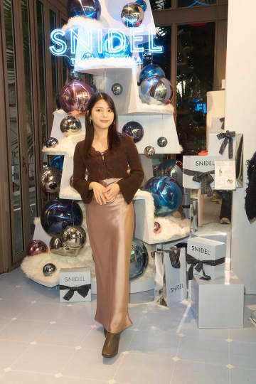 川島海荷がタイトなワンピース姿で来場　SNIDEL青山店に八木アリサ、藤井サチら豪華ゲスト