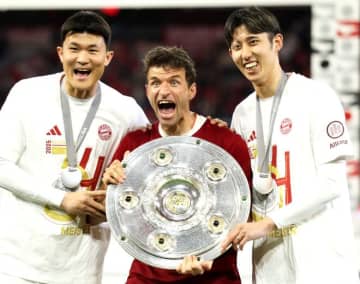 負傷時も８か月ぶり復帰の今回も――世界屈指のレジェンドが日本代表DFへ即メッセージ。ニャブリらバイエルン同僚も続々「He’s baaaaack」