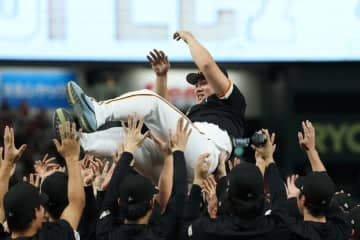 巨人・岡本和真が異例の胴上げ　引退セレモニーの長野が粋なお膳立て…7回宙に舞う