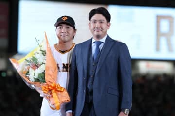 長野久義の引退セレモニー、菅野智之がサプライズ登場　花束を贈呈、球場どよめき