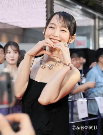 吉岡里帆、黒ドレスで魅了！寒空の下でもオーラ全開